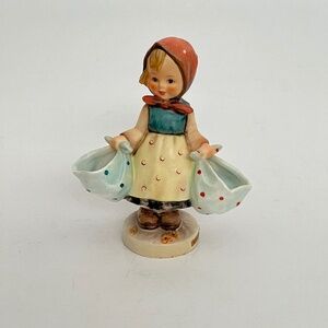 HUMMEL "MOTHERS DARLING" FIGURINE